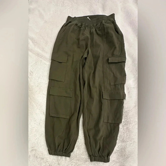 Know one cares (NWT) olive green cargo pants size medium - Picture 2 of 5